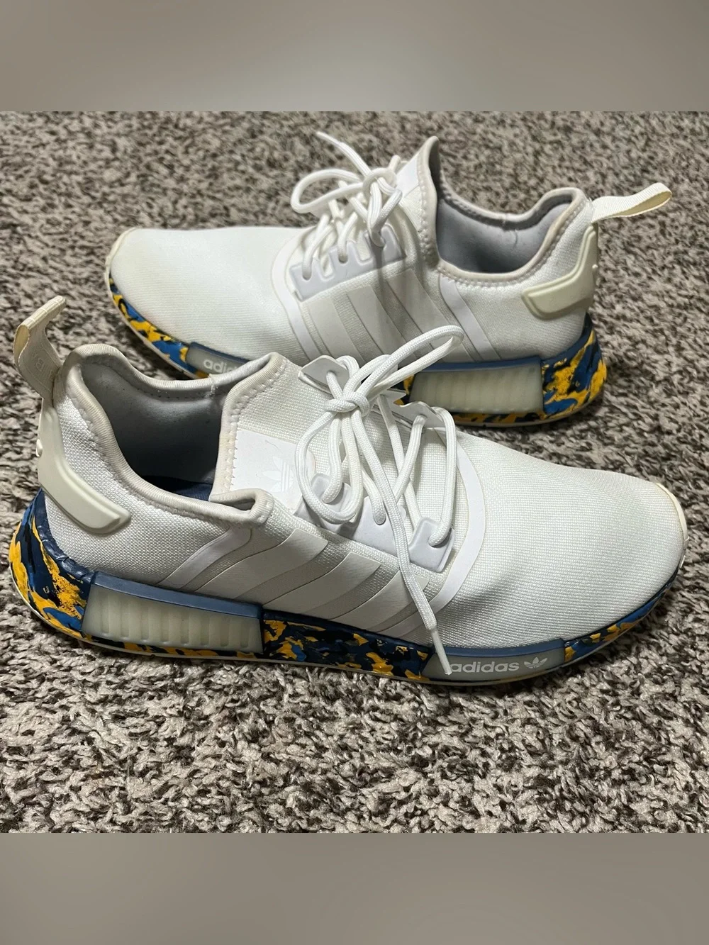 Men’s Adidas NMD_R1 White Camo Sneaker blue & yellow Camouflage Midsole plugs
